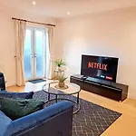 2 Bedroom, 2 Bathroom Apartment With Free Parking In A Great Location