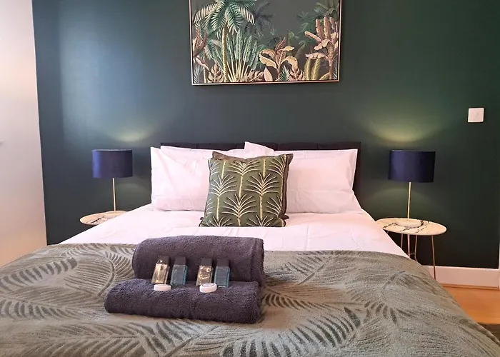 2 Bedroom, 2 Bathroom Apartment With Free Parking In A Great Location