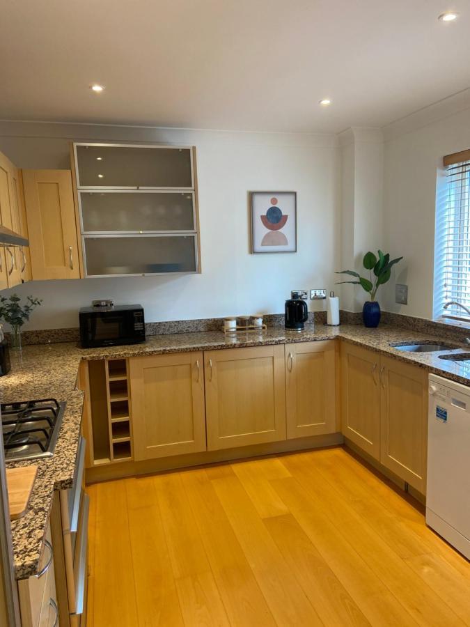 2 Bedroom, 2 Bathroom With Free Parking In A Great Location *