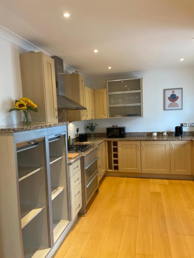 2 Bedroom, 2 Bathroom With Free Parking In A Great Location