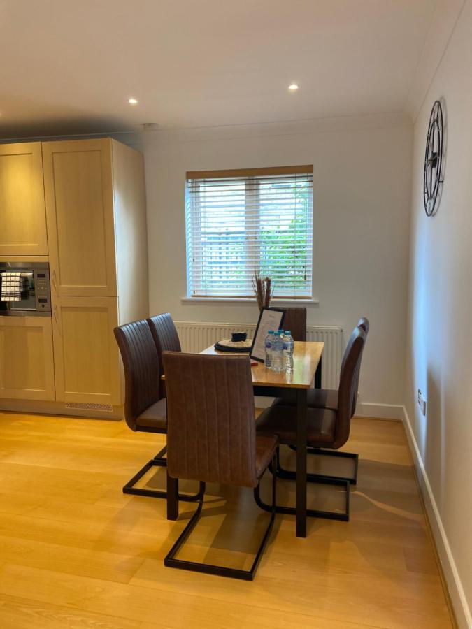 Apartment 2 Bedroom, 2 Bathroom With Free Parking In A Great Location *
