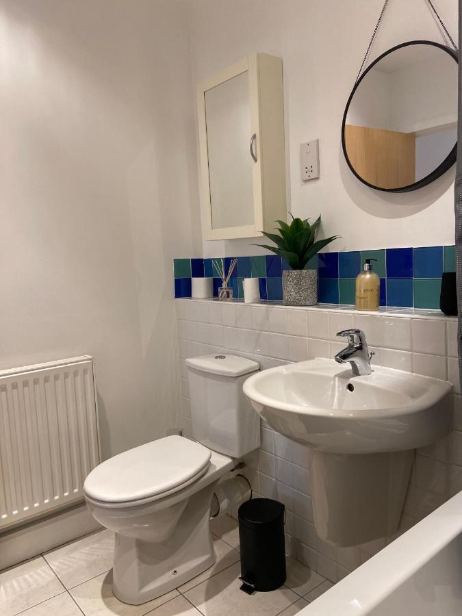 2 Bedroom, 2 Bathroom With Free Parking In A Great Location Apartment