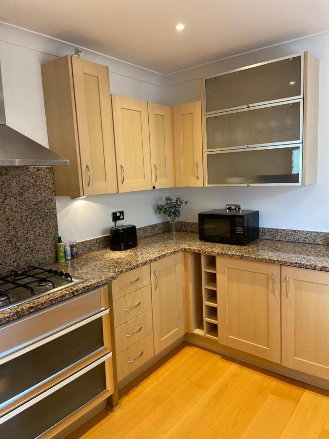 Apartment 2 Bedroom, 2 Bathroom With Free Parking In A Great Location *