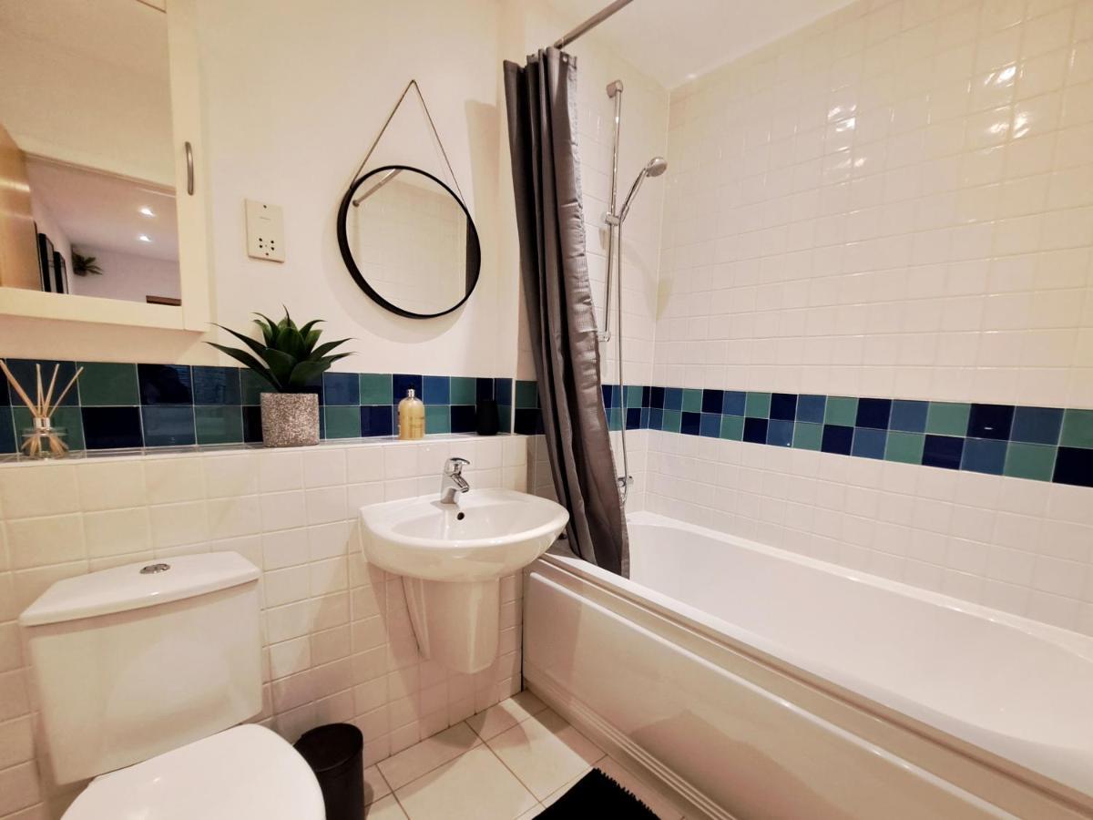 2 Bedroom, 2 Bathroom With Free Parking In A Great Location Apartment *