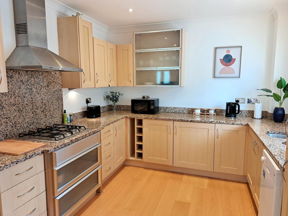 2 Bedroom, 2 Bathroom With Free Parking In A Great Location *