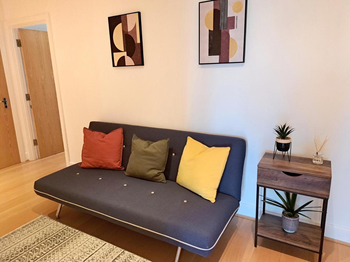 2 Bedroom, 2 Bathroom With Free Parking In A Great Location Apartment *