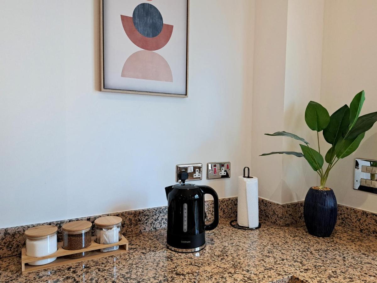 2 Bedroom, 2 Bathroom With Free Parking In A Great Location *